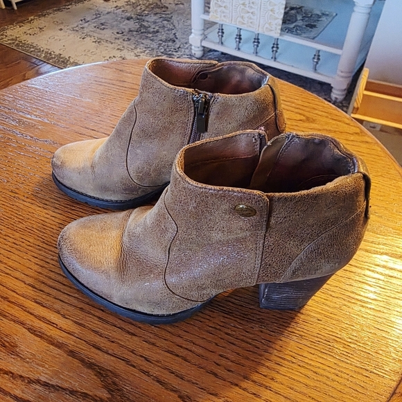 Women New Clarks Brown Ankle Booties